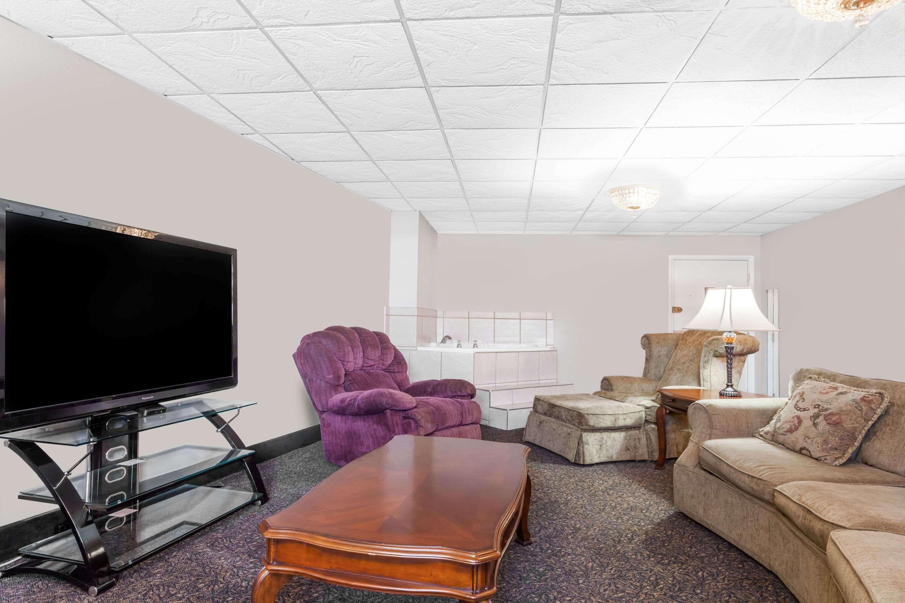 Ramada By Wyndham Henderson/Evansville Exterior photo
